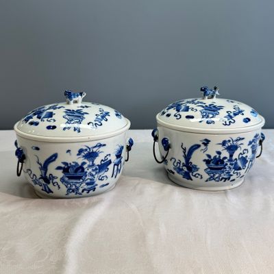 A pair of Chinese blue and white 'Antiquities' warming bowls with covers — photo 1