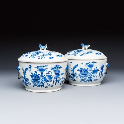 A pair of Chinese blue and white 'Antiquities' warming bowls with covers, 19th C.