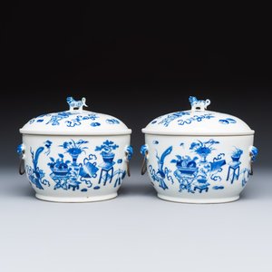 A pair of Chinese blue and white 'Antiquities' warming bowls with covers — photo 2