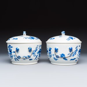 A pair of Chinese blue and white 'Antiquities' warming bowls with covers — photo 3