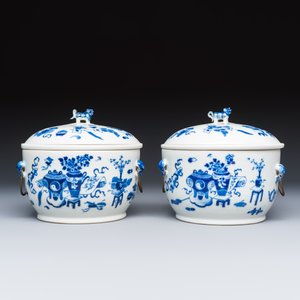 A pair of Chinese blue and white 'Antiquities' warming bowls with covers — photo 4