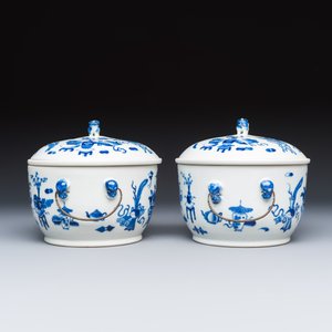 A pair of Chinese blue and white 'Antiquities' warming bowls with covers — photo 5