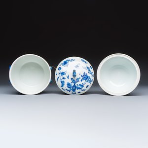 A pair of Chinese blue and white 'Antiquities' warming bowls with covers — photo 6