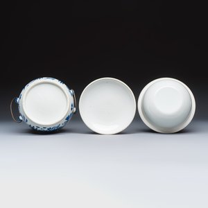 A pair of Chinese blue and white 'Antiquities' warming bowls with covers — photo 7