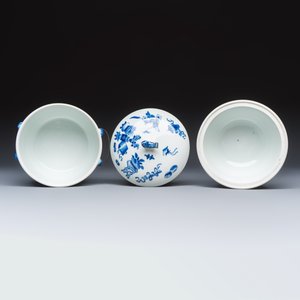 A pair of Chinese blue and white 'Antiquities' warming bowls with covers — photo 8