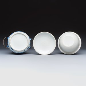A pair of Chinese blue and white 'Antiquities' warming bowls with covers — photo 9