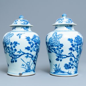 A pair of Chinese blue and white baluster vases and covers with birds in a rocky landscape, Kangxi — photo 2