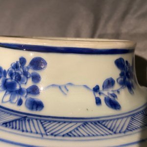 A pair of Chinese blue and white baluster vases and covers with birds in a rocky setting, Kangxi — 照片 7