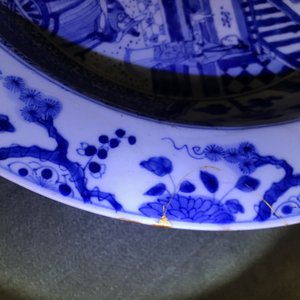 A pair of Chinese blue and white basins with figures in a garden, Yongzheng — 照片 16