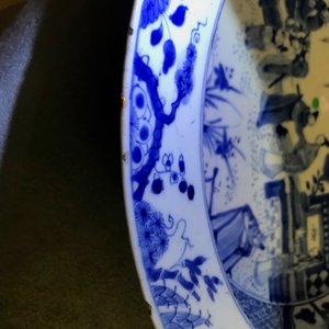 A pair of Chinese blue and white basins with figures in a garden, Yongzheng — 照片 24