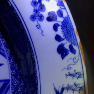 A pair of Chinese blue and white basins with figures in a garden, Yongzheng — 照片 3