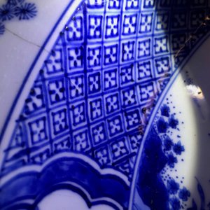 A pair of Chinese blue and white basins with figures in a garden, Yongzheng — 照片 6