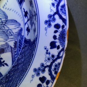 A pair of Chinese blue and white basins with figures in a garden, Yongzheng — 照片 10
