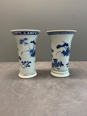 A pair of Chinese blue and white beaker vases with floral sprigs, Transitional period — foto 1