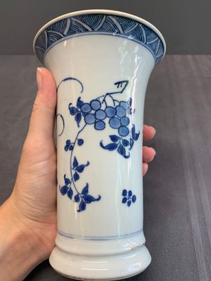 A pair of Chinese blue and white beaker vases with floral sprigs, Transitional period — foto 11