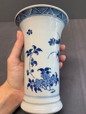 A pair of Chinese blue and white beaker vases with floral sprigs, Transitional period — foto 12