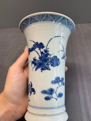 A pair of Chinese blue and white beaker vases with floral sprigs, Transitional period — foto 13
