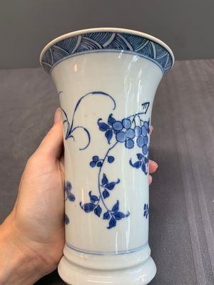 A pair of Chinese blue and white beaker vases with floral sprigs, Transitional period — foto 14