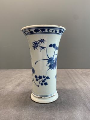 A pair of Chinese blue and white beaker vases with floral sprigs, Transitional period — foto 15