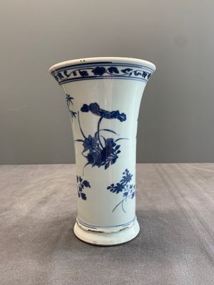 A pair of Chinese blue and white beaker vases with floral sprigs, Transitional period — foto 16