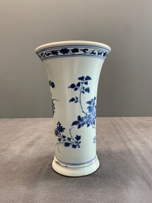 A pair of Chinese blue and white beaker vases with floral sprigs, Transitional period — foto 17