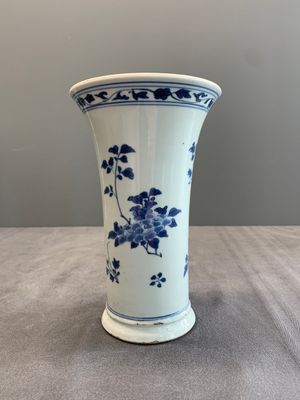 A pair of Chinese blue and white beaker vases with floral sprigs, Transitional period — foto 18