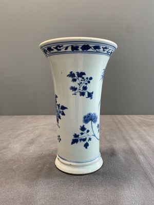 A pair of Chinese blue and white beaker vases with floral sprigs, Transitional period — foto 19