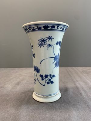 A pair of Chinese blue and white beaker vases with floral sprigs, Transitional period — foto 20