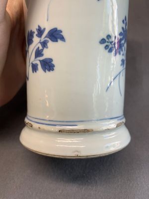 A pair of Chinese blue and white beaker vases with floral sprigs, Transitional period — foto 23