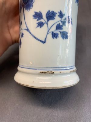 A pair of Chinese blue and white beaker vases with floral sprigs, Transitional period — foto 24