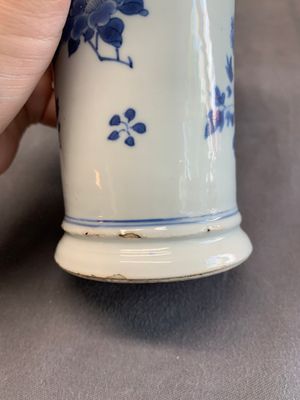A pair of Chinese blue and white beaker vases with floral sprigs, Transitional period — foto 25