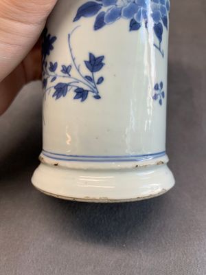 A pair of Chinese blue and white beaker vases with floral sprigs, Transitional period — foto 26