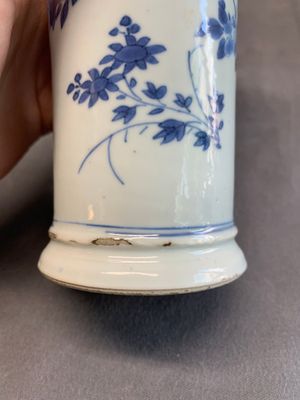 A pair of Chinese blue and white beaker vases with floral sprigs, Transitional period — foto 27