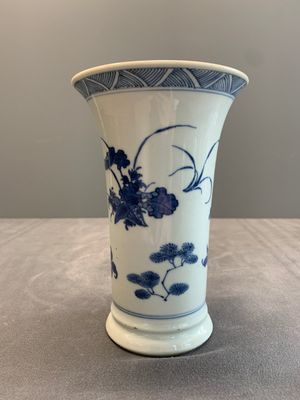 A pair of Chinese blue and white beaker vases with floral sprigs, Transitional period — foto 3