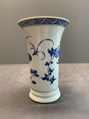 A pair of Chinese blue and white beaker vases with floral sprigs, Transitional period — foto 4
