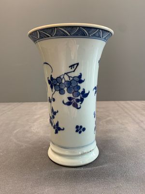 A pair of Chinese blue and white beaker vases with floral sprigs, Transitional period — foto 5