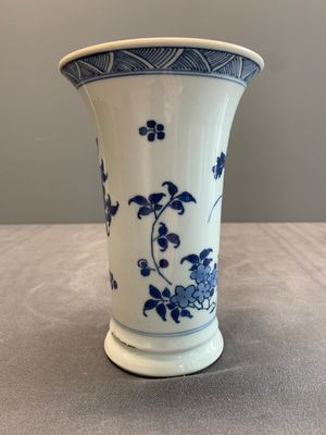 A pair of Chinese blue and white beaker vases with floral sprigs, Transitional period — foto 6