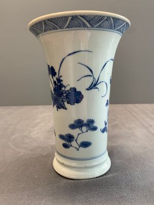 A pair of Chinese blue and white beaker vases with floral sprigs, Transitional period — foto 8
