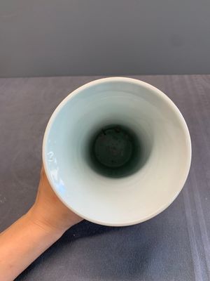 A pair of Chinese blue and white beaker vases with floral sprigs, Transitional period — foto 9