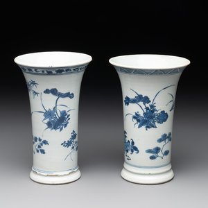 A pair of Chinese blue and white beaker vases with floral sprigs, Transitional period — foto 1