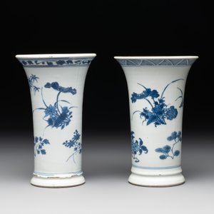 A pair of Chinese blue and white beaker vases with floral sprigs, Transitional period — foto 2