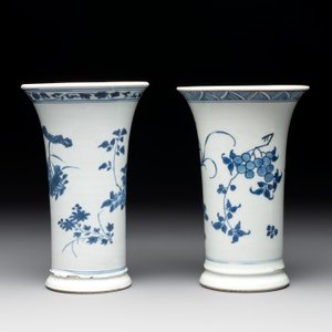 A pair of Chinese blue and white beaker vases with floral sprigs, Transitional period — foto 3