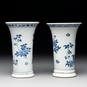 A pair of Chinese blue and white beaker vases with floral sprigs, Transitional period — foto 4