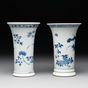 A pair of Chinese blue and white beaker vases with floral sprigs, Transitional period — foto 5