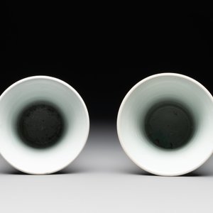 A pair of Chinese blue and white beaker vases with floral sprigs, Transitional period — foto 6