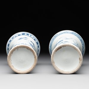 A pair of Chinese blue and white beaker vases with floral sprigs, Transitional period — foto 7