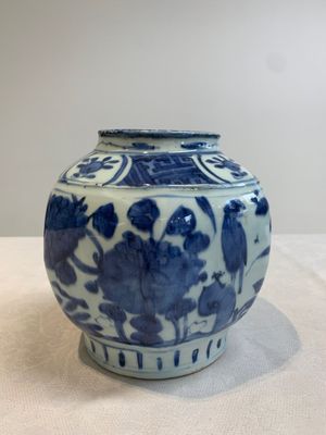 A pair of Chinese blue and white 'birds among blossoming branches' jars, Wanli — photo 3