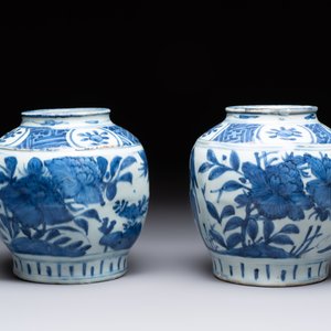 A pair of Chinese blue and white 'birds among blossoming branches' jars, Wanli — photo 2