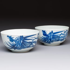 A pair of Chinese blue and white 'Bleu de Hue' bowls with phoenix and scroll design, Noi Phu 內府 mark, 19th C. — photo 1