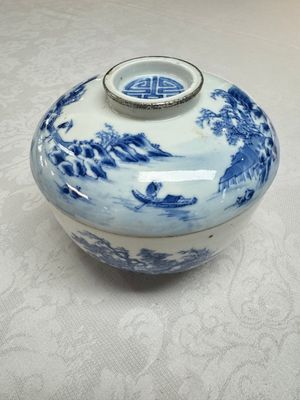 A pair of Chinese blue and white 'Bleu de Hue' covered bowls with landscape design, Phong Vu Quy Chu 風雨歸舟 marks, 19th C. — photo 2